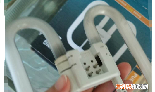 怎么换灯泡安全，卫生间的灯泡坏了如何更换