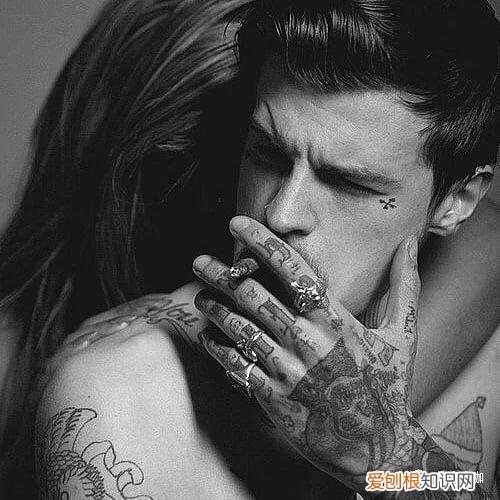 纹身洗完澡有点疼为什么 纹身为什么有点上瘾