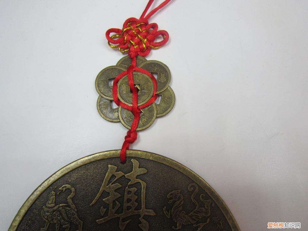 五种房子越住越穷小心别被坑,大门对窗漏财 五种房子越住越穷