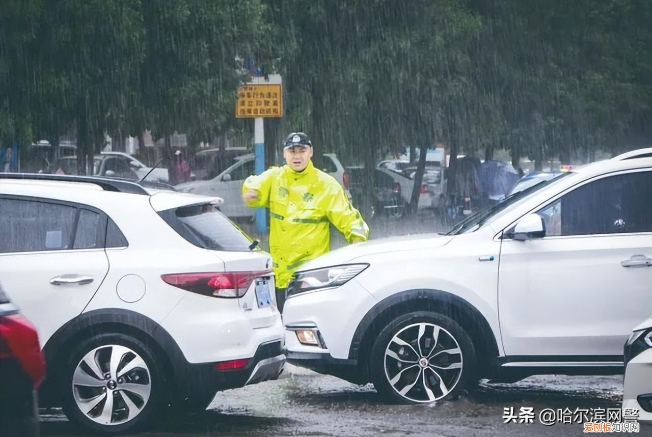 南方暴雨今天达到高峰 有人逆行撑起“安全伞”