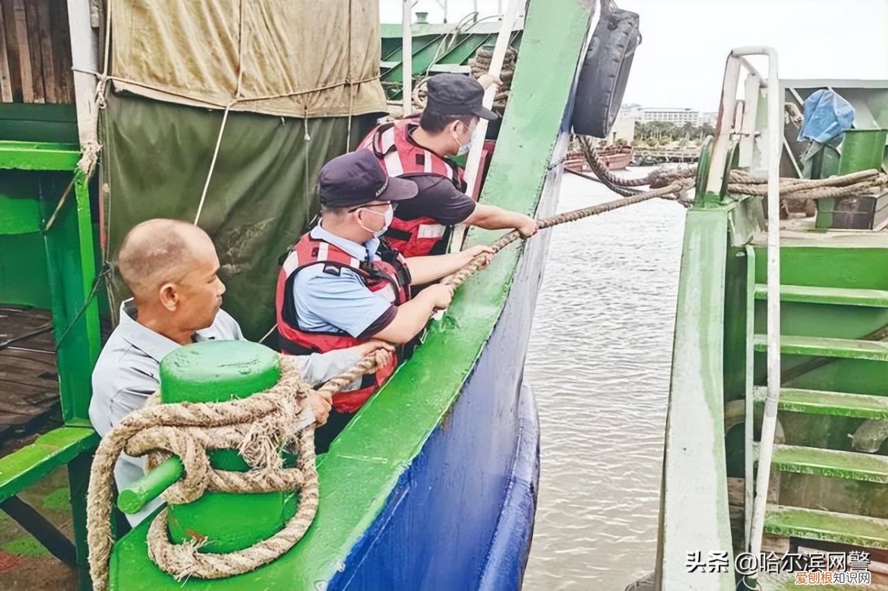 南方暴雨今天达到高峰 有人逆行撑起“安全伞”