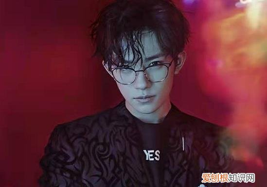 易烊千玺签的是谁，凡宇真实姓名