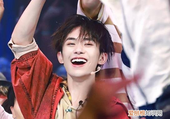 易烊千玺签的是谁，凡宇真实姓名