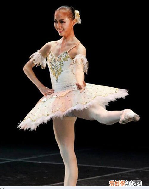 为什么舞蹈生下面都是突出的?芭蕾舞动作为什么会露出底裤