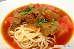 西红柿牛肉面怎么做，怎样做西红柿牛肉面英语作文