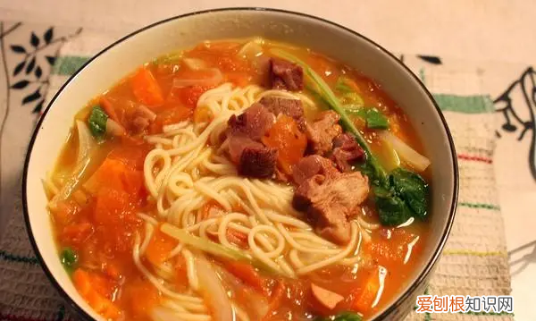 西红柿牛肉面怎么做，怎样做西红柿牛肉面英语作文