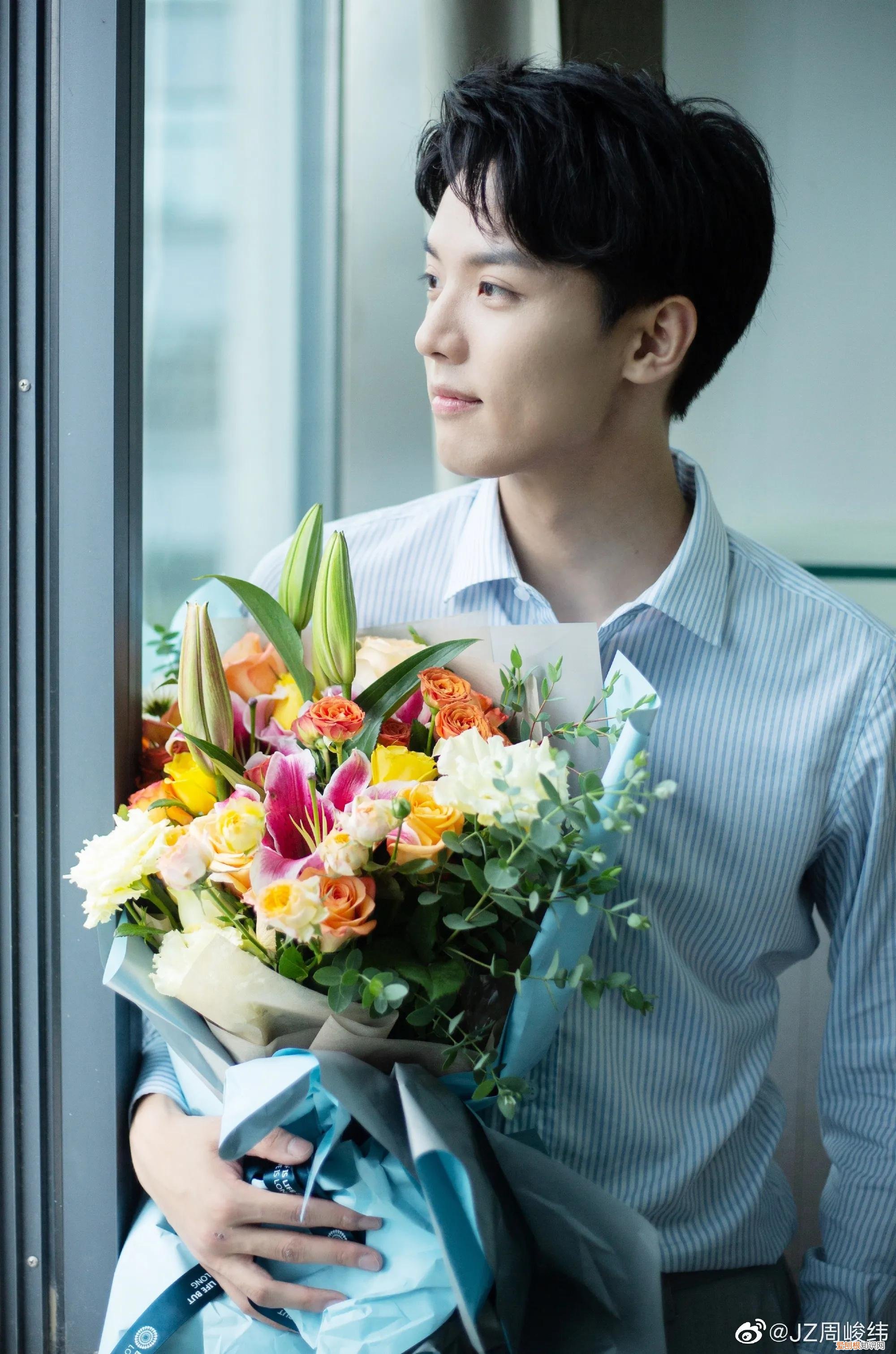 英年早婚的他惊到了不少人 周峻纬老婆唐宁资料