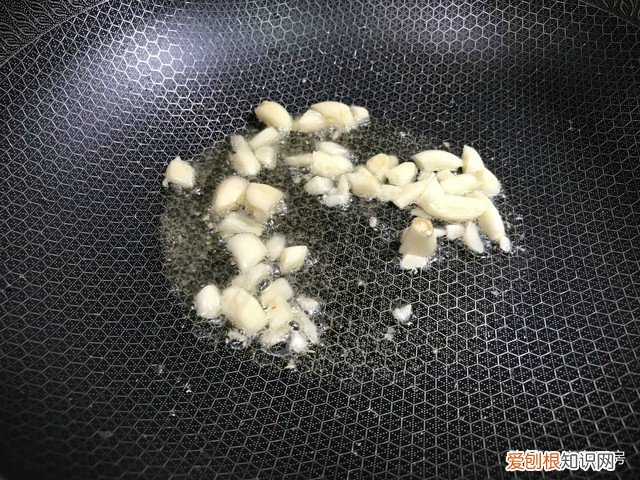 包菜怎样炒好吃又简单？包菜最好吃的做法，不费时不费事