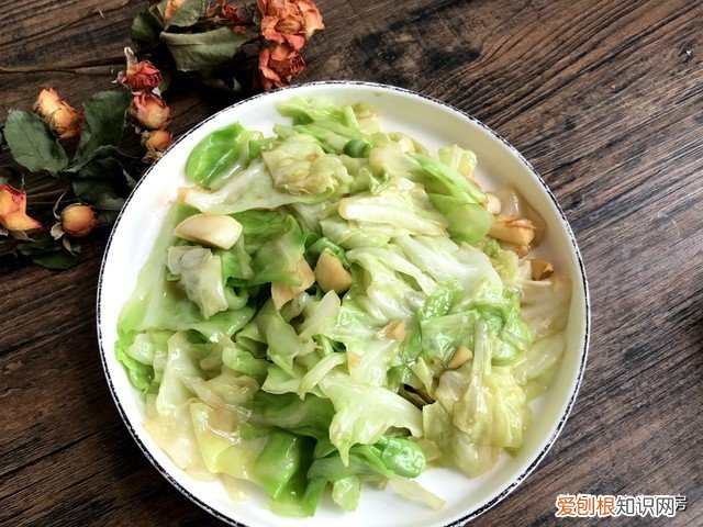 包菜怎样炒好吃又简单？包菜最好吃的做法，不费时不费事