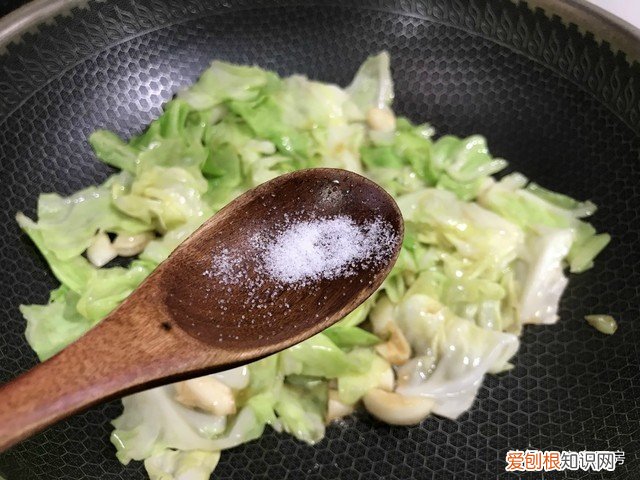 包菜怎样炒好吃又简单？包菜最好吃的做法，不费时不费事