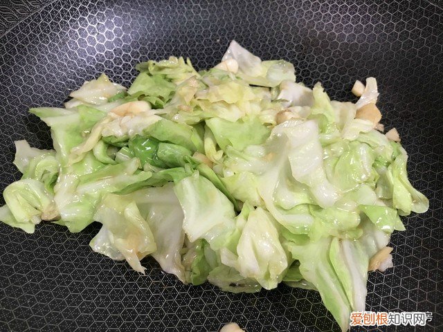 包菜怎样炒好吃又简单？包菜最好吃的做法，不费时不费事