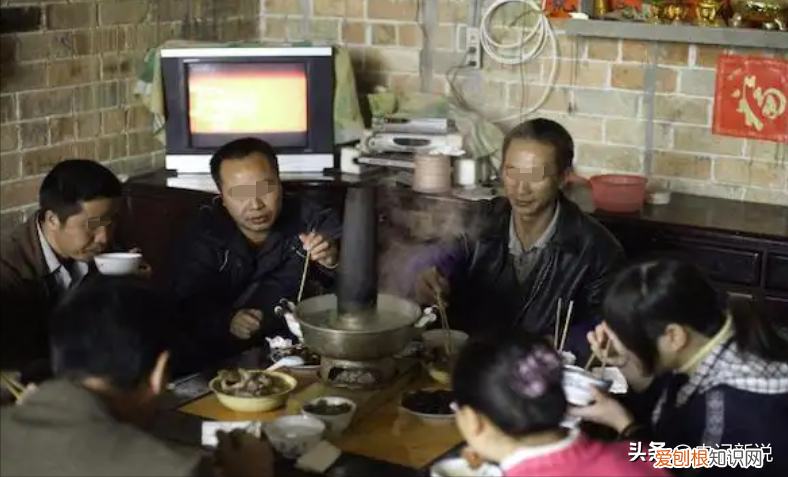 14年，河北2岁男童不慎跌入机井，仇家冒死相救，如今世仇成干爹