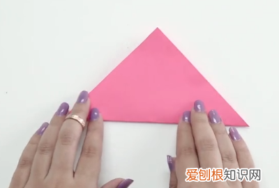 用纸做花朵的手工制作，怎么用纸做五个花瓣的纸花