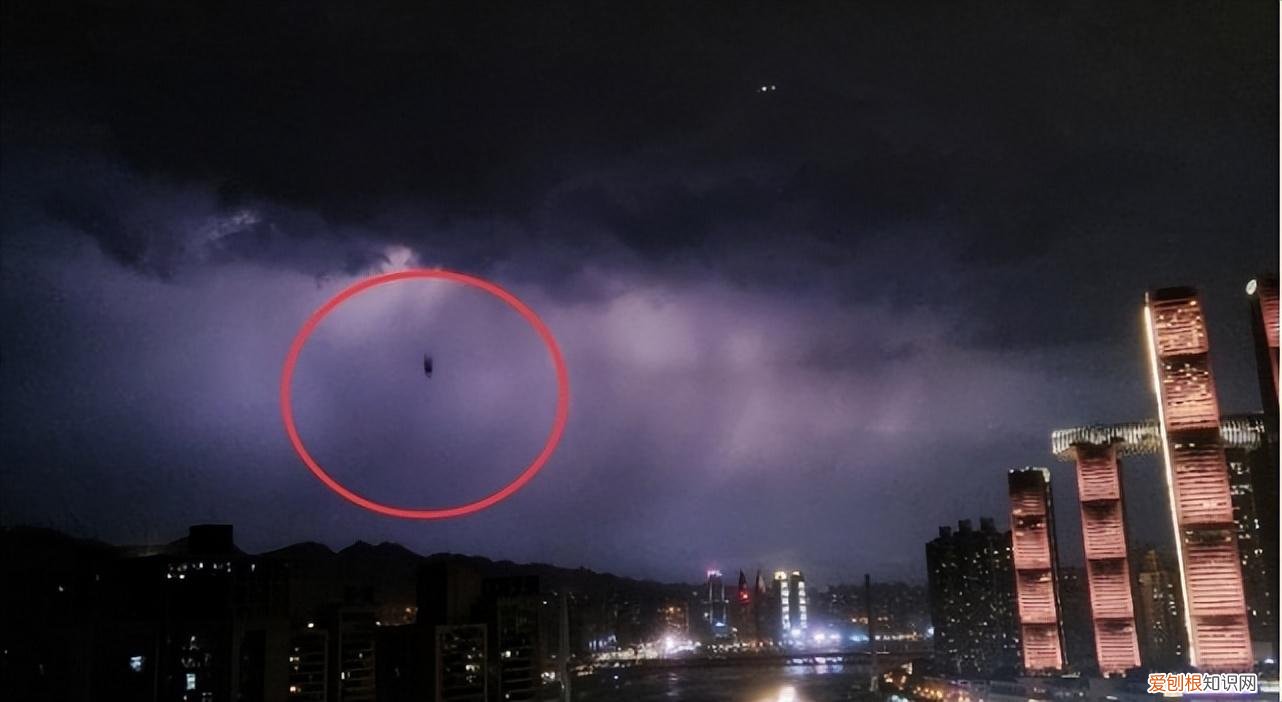 重庆上空出现巨型“雷暴云团”，有不明物体从空中掉落，那是什么