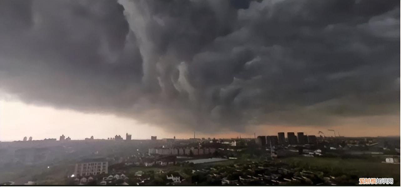 重庆上空出现巨型“雷暴云团”，有不明物体从空中掉落，那是什么