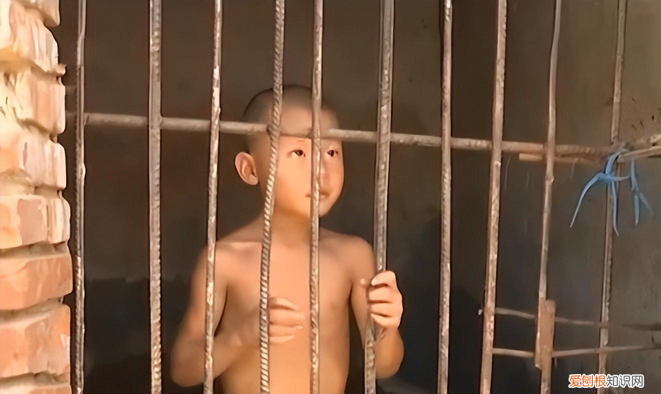 19年河北8岁男孩被父亲关进黑屋，哭声令人心碎，父亲：心如刀割