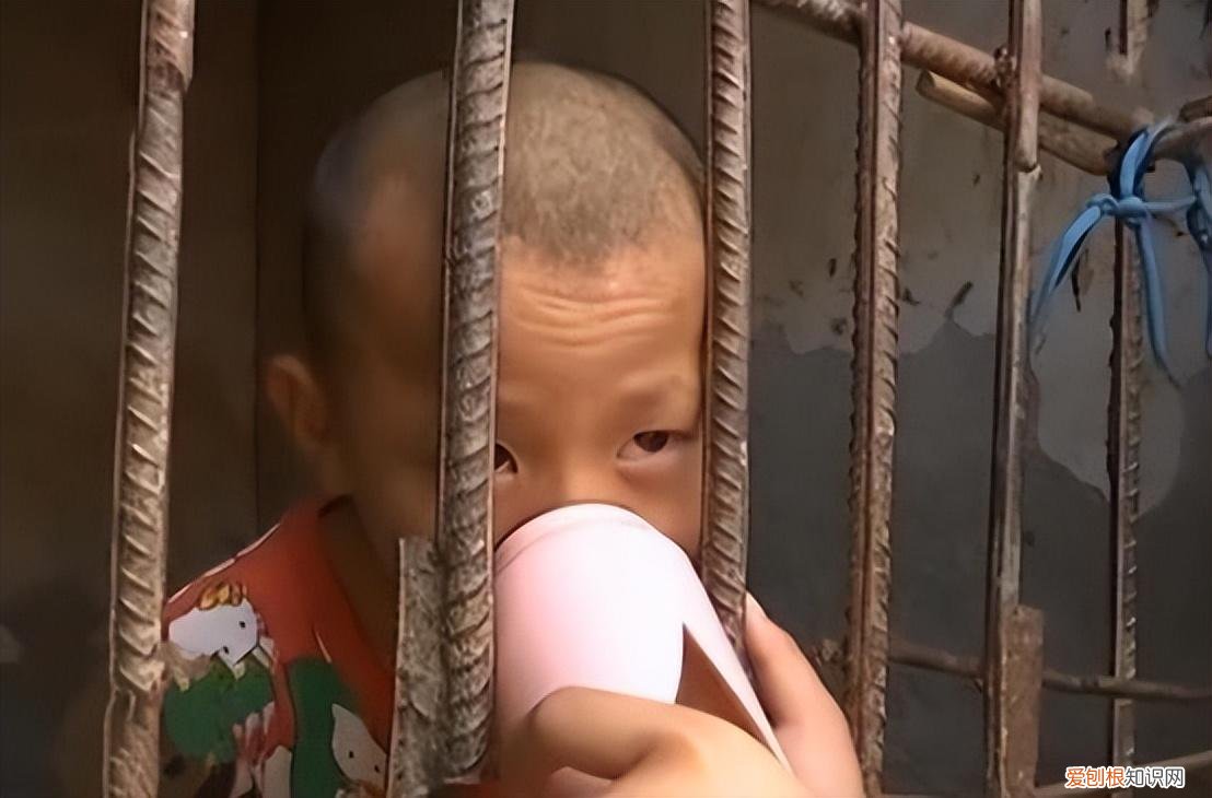 19年河北8岁男孩被父亲关进黑屋，哭声令人心碎，父亲：心如刀割