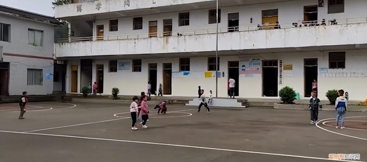 19年河北8岁男孩被父亲关进黑屋，哭声令人心碎，父亲：心如刀割