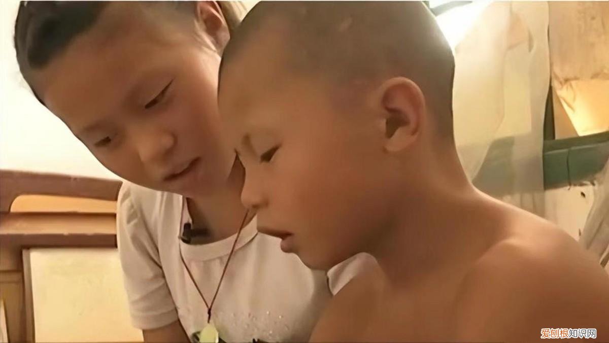 19年河北8岁男孩被父亲关进黑屋，哭声令人心碎，父亲：心如刀割