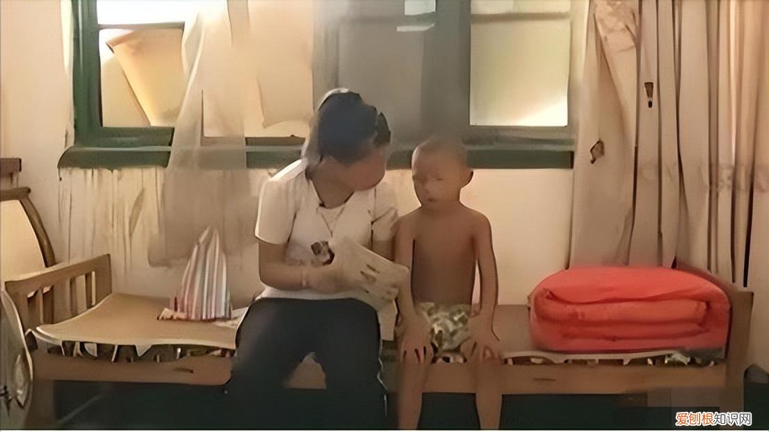 19年河北8岁男孩被父亲关进黑屋，哭声令人心碎，父亲：心如刀割