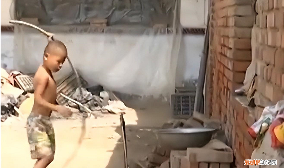 19年河北8岁男孩被父亲关进黑屋，哭声令人心碎，父亲：心如刀割