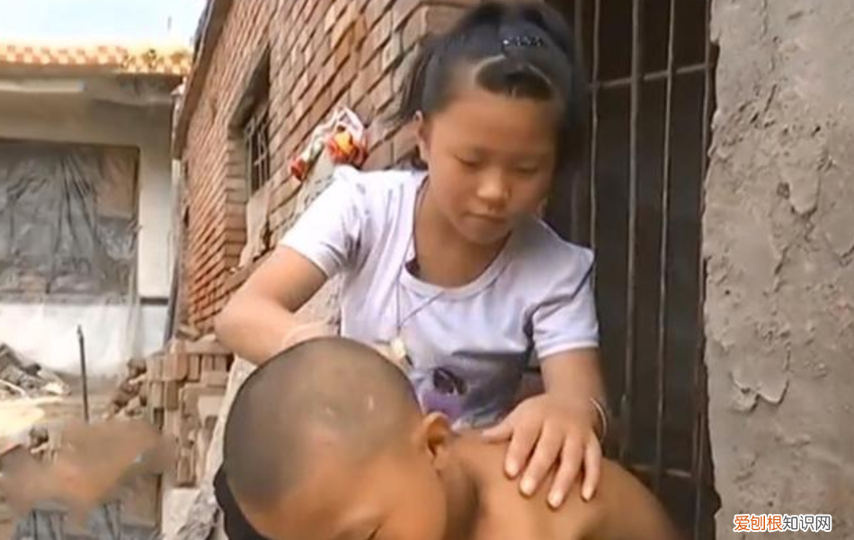 19年河北8岁男孩被父亲关进黑屋，哭声令人心碎，父亲：心如刀割