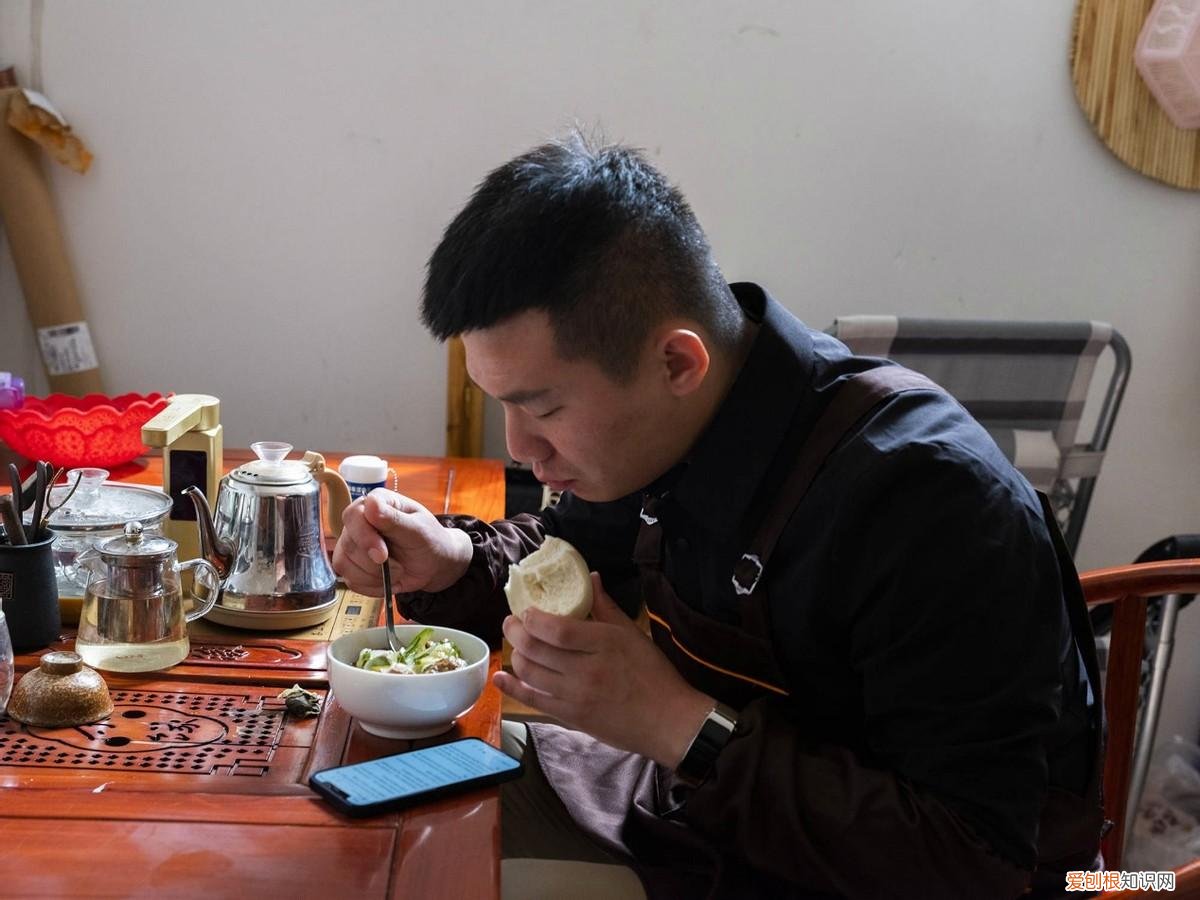 6年前，山东小伙为护母亲刺死辱母者，如今出狱2年，爱情事业双收