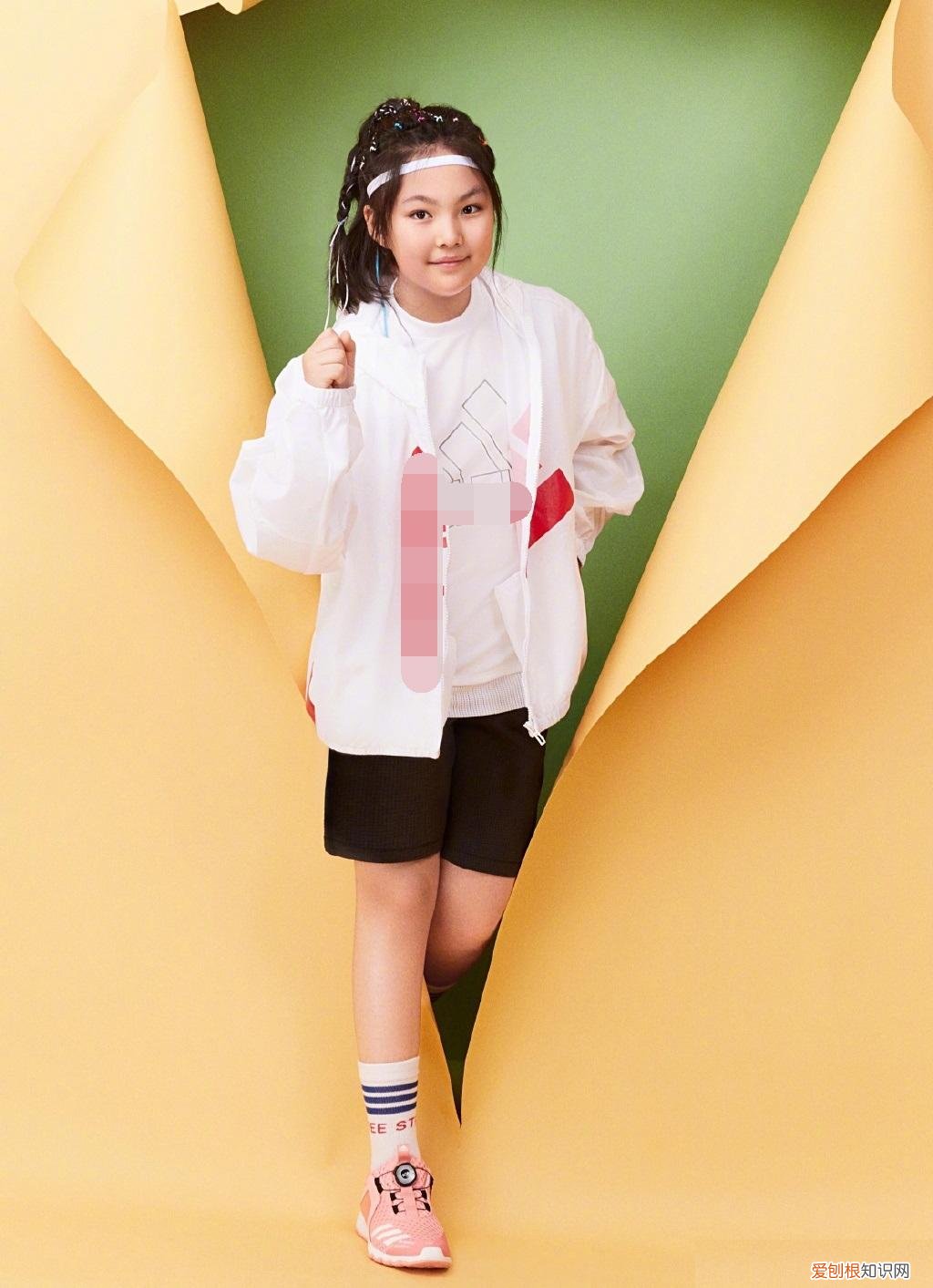 甜馨彻底长成李小璐翻版!祖孙三代同框,明星姥姥极简风最高级