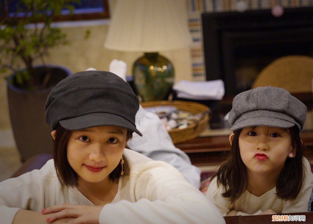 甜馨彻底长成李小璐翻版!祖孙三代同框,明星姥姥极简风最高级