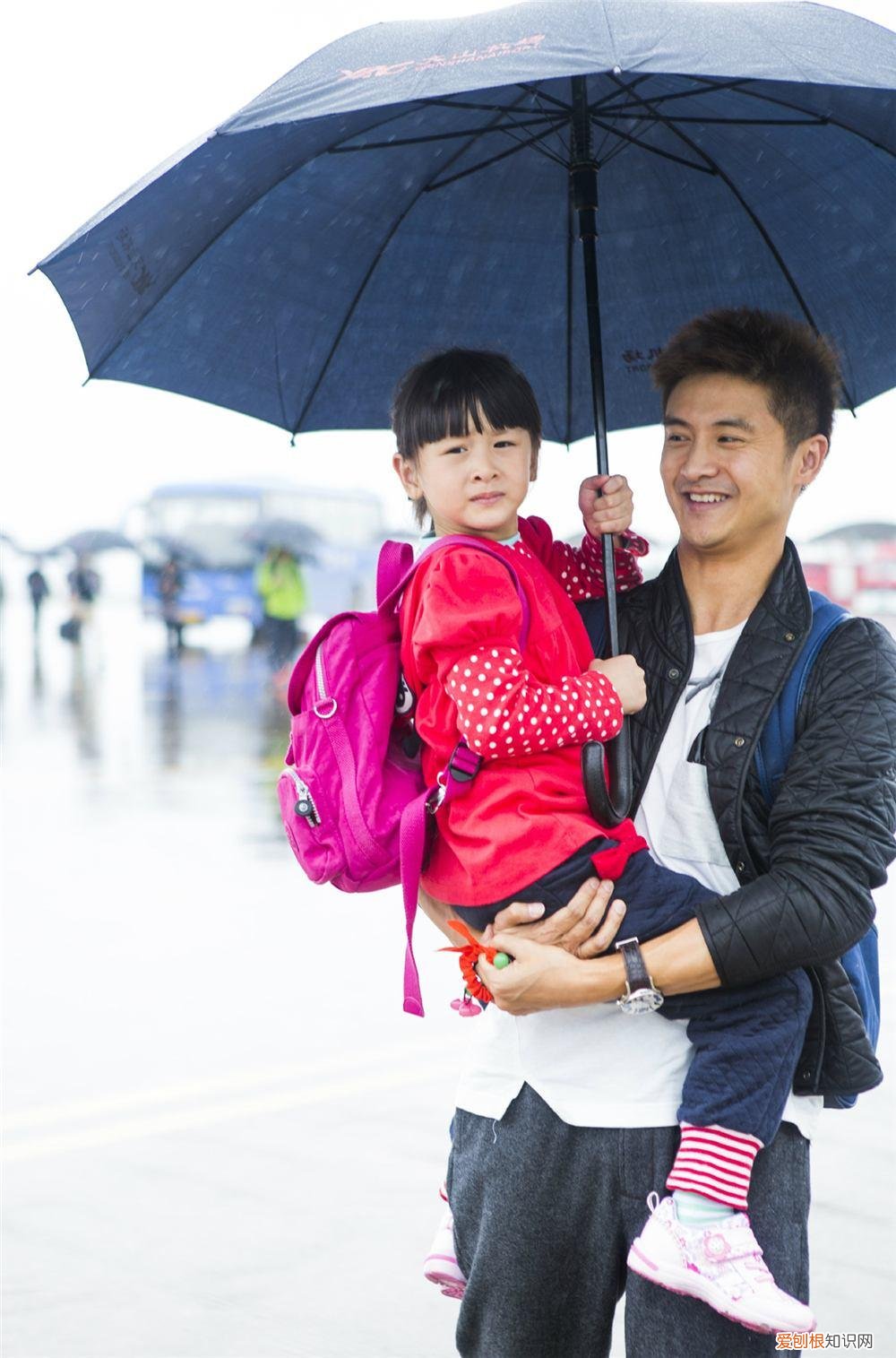 甜馨彻底长成李小璐翻版!祖孙三代同框,明星姥姥极简风最高级