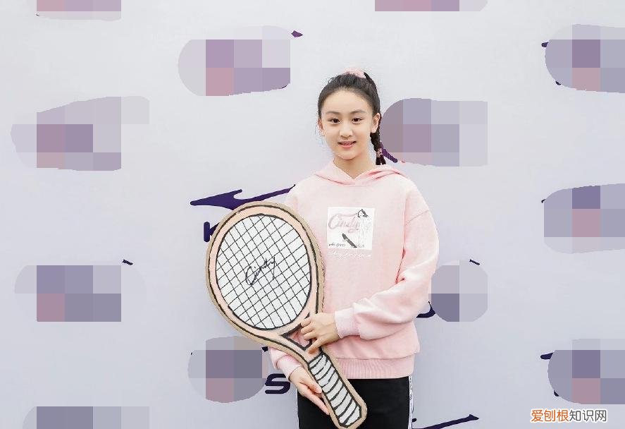 甜馨彻底长成李小璐翻版!祖孙三代同框,明星姥姥极简风最高级