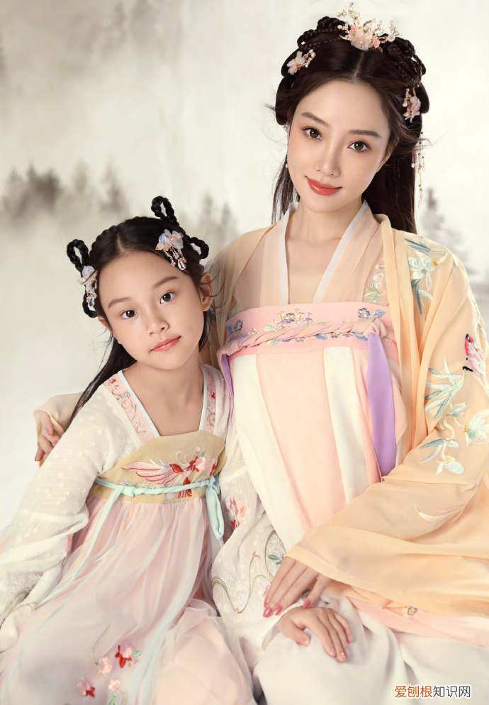 甜馨彻底长成李小璐翻版!祖孙三代同框,明星姥姥极简风最高级