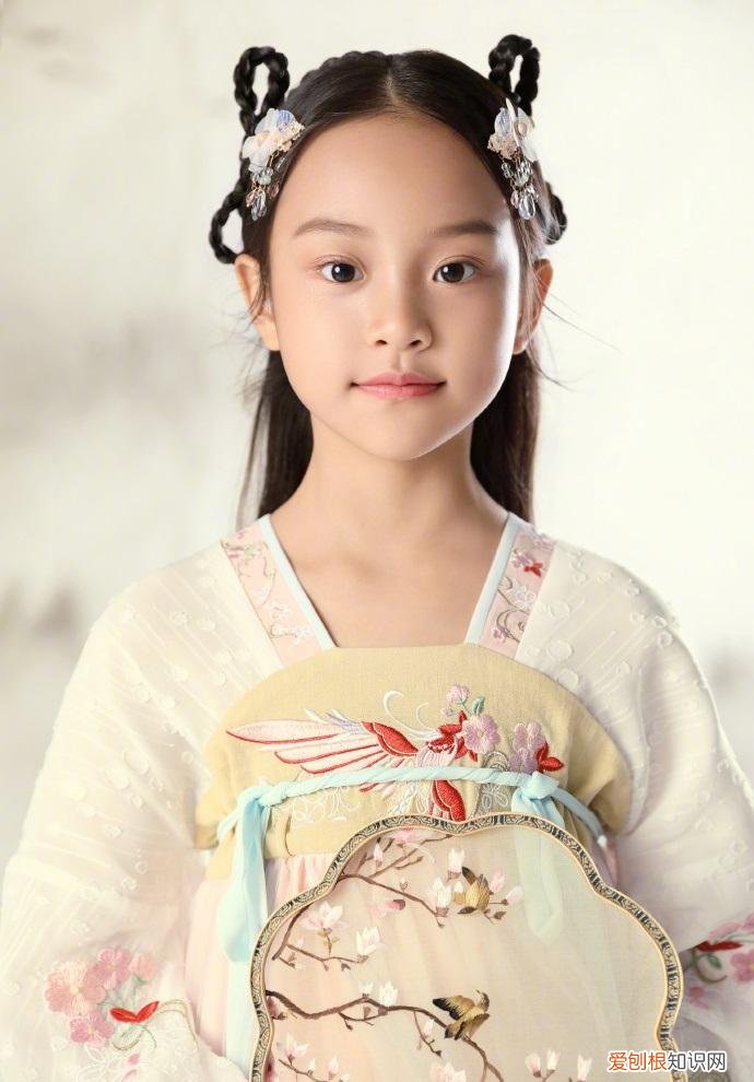 甜馨彻底长成李小璐翻版!祖孙三代同框,明星姥姥极简风最高级