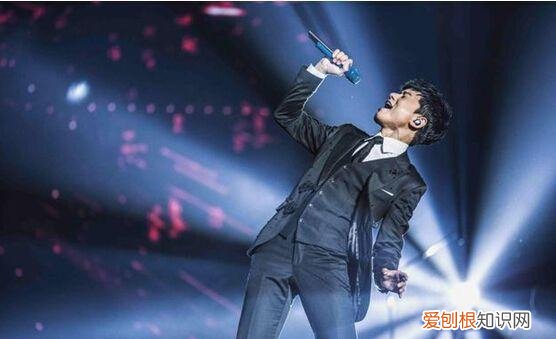 满满的感动:和歌星张杰同框 准备惊喜礼物送双胞胎女儿你看了吗