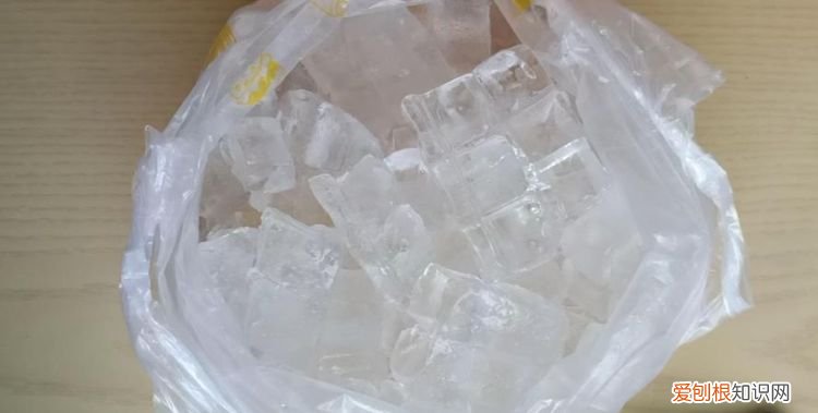 孩子玩的起泡胶弄衣服上怎么办