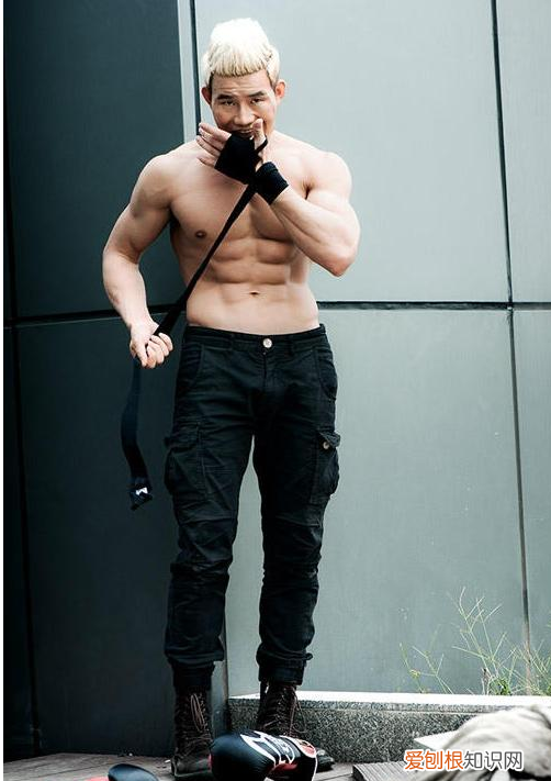 嘎子哥光着膀子搂媳妇!皮肤通红被晒伤,一旁老婆穿吊带皮肤白嫩