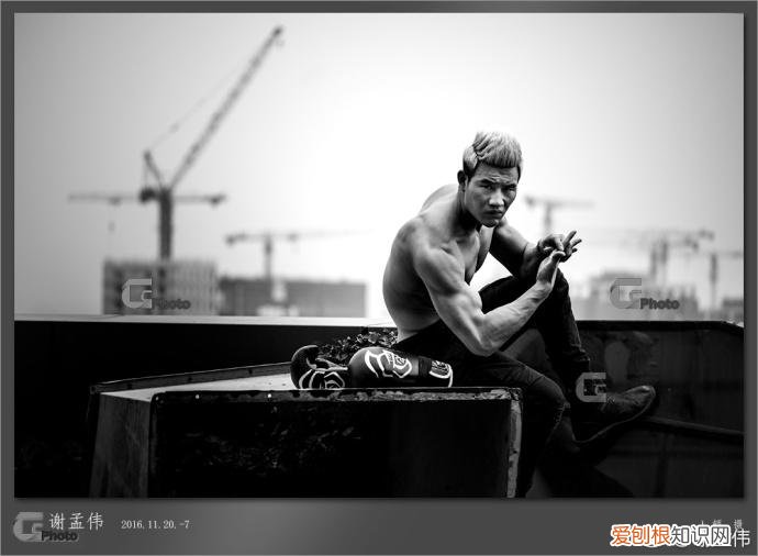 嘎子哥光着膀子搂媳妇!皮肤通红被晒伤,一旁老婆穿吊带皮肤白嫩