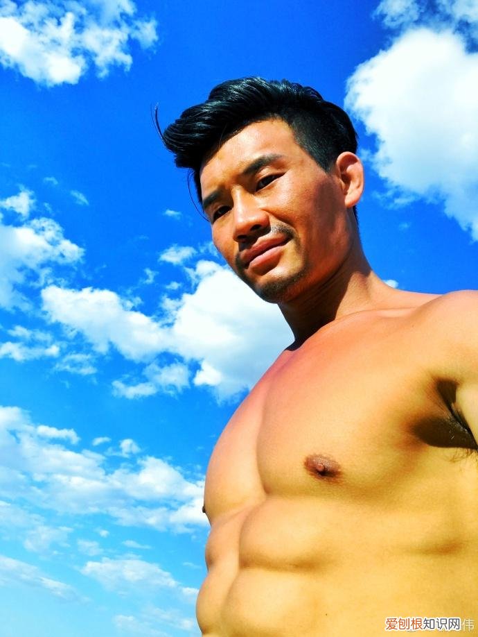 嘎子哥光着膀子搂媳妇!皮肤通红被晒伤,一旁老婆穿吊带皮肤白嫩