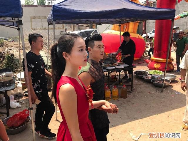 嘎子哥光着膀子搂媳妇!皮肤通红被晒伤,一旁老婆穿吊带皮肤白嫩