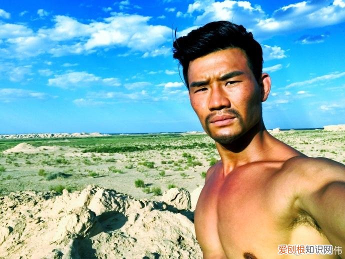 嘎子哥光着膀子搂媳妇!皮肤通红被晒伤,一旁老婆穿吊带皮肤白嫩