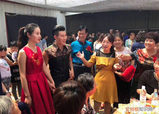 嘎子哥光着膀子搂媳妇!皮肤通红被晒伤,一旁老婆穿吊带皮肤白嫩