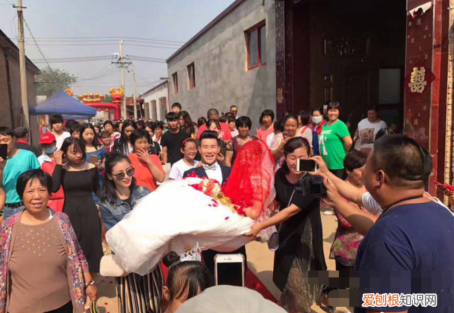 嘎子哥光着膀子搂媳妇!皮肤通红被晒伤,一旁老婆穿吊带皮肤白嫩