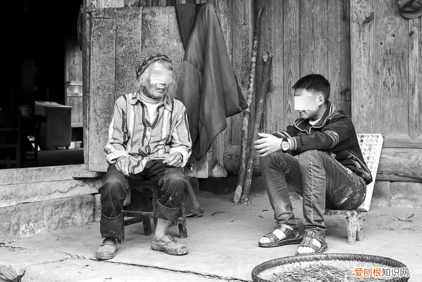 安徽夫妻24小时生活在卡车上，只敢在晚上出门，载的货比命还重要