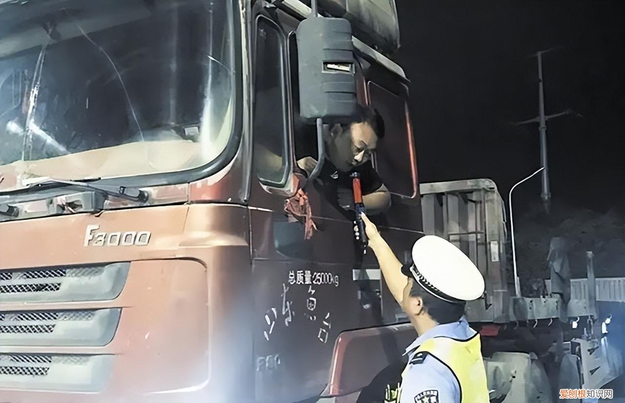 安徽夫妻24小时生活在卡车上,只敢在晚上出门,载的货比命还重要