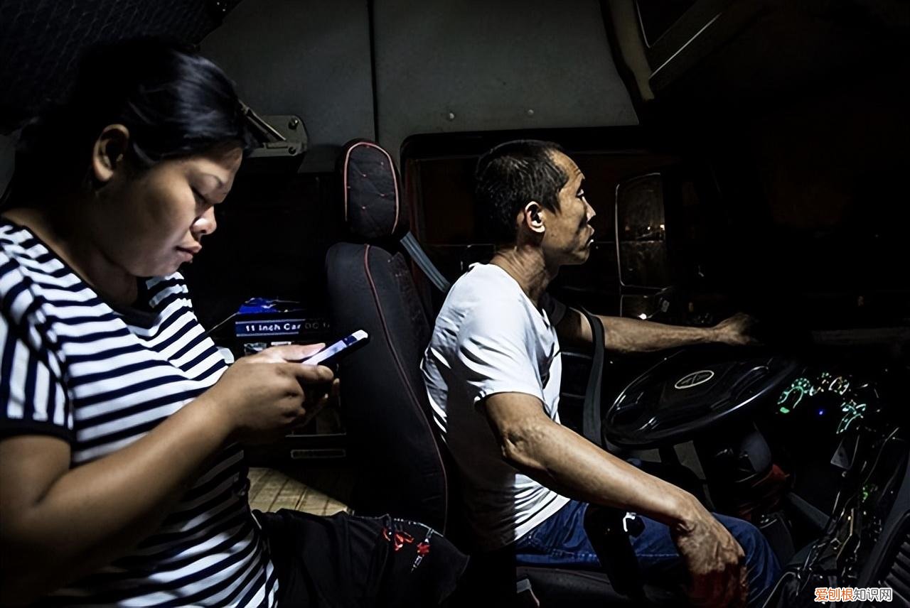 安徽夫妻24小时生活在卡车上，只敢在晚上出门，载的货比命还重要