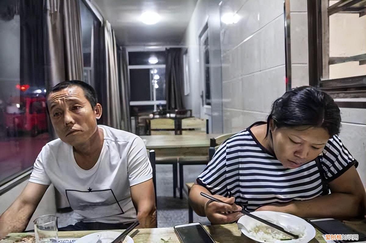 安徽夫妻24小时生活在卡车上，只敢在晚上出门，载的货比命还重要