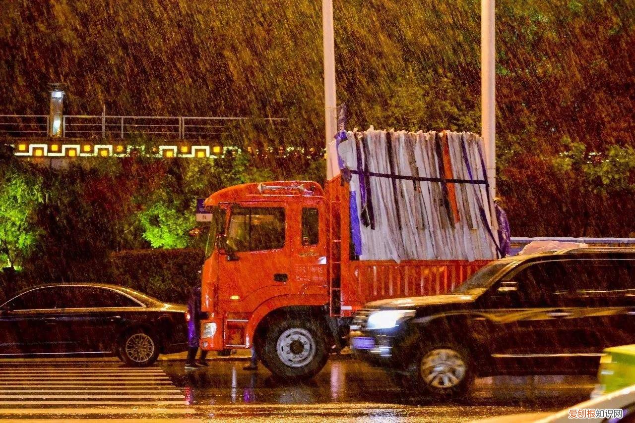 安徽夫妻24小时生活在卡车上，只敢在晚上出门，载的货比命还重要