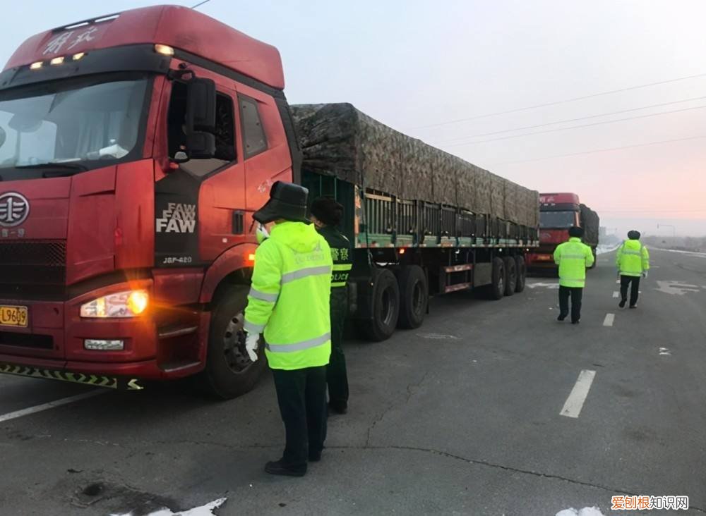 安徽夫妻24小时生活在卡车上,只敢在晚上出门,载的货比命还重要