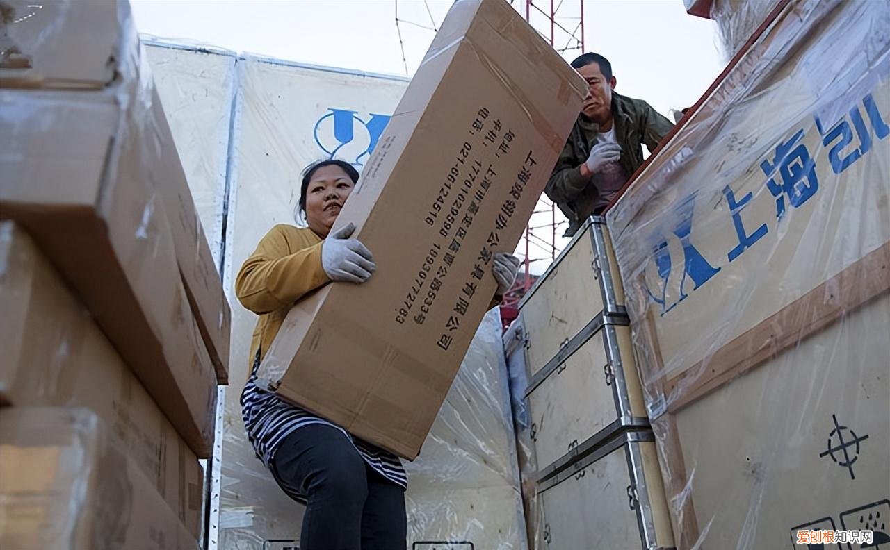 安徽夫妻24小时生活在卡车上，只敢在晚上出门，载的货比命还重要