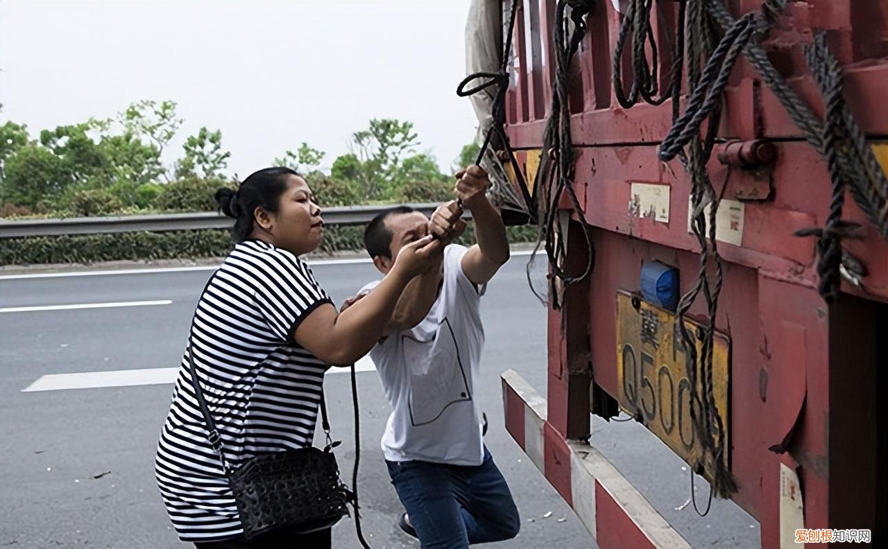 安徽夫妻24小时生活在卡车上，只敢在晚上出门，载的货比命还重要